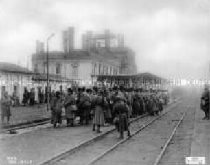 Rumänische Kriegsgefangene auf dem Bahnhof von Buza