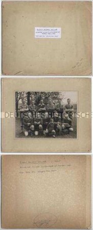 Fußballmannschaft mit einem ehemaligen deutschen Kriegsgefangenen