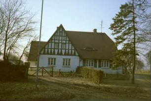 ehemaliges Gut Trenthorst-Wulmenau: Wulmenau 22: traufständiges Doppelwohnhaus: links Quergiebel mit Fachwerk