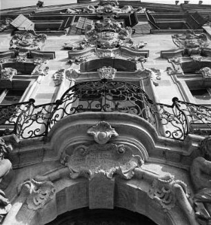 Ellingen (Kreis Weißenburg-Gunzenhausen). Rathaus (1744-1747; F. J. Roth). Teilansicht der Fassade