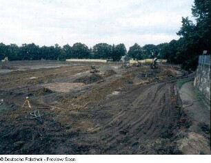 Baustelle Sächsische Landesbibliothek - Staats- und Universitätsbibliothek Dresden, Zentralbibliothek. Erdbau, Baufläche bei Beginn des Aushubes der Baugrube. Blick nach Osten : Dresden-Räcknitz, Zellescher Weg 18. Baustelle Sächsische Landesbibliothek - Staats- und Universitätsbibliothek Dresden, Zentralbibliothek. Erdbau, Baufläche bei Beginn des Aushubes der Baugrube. Blick nach Osten