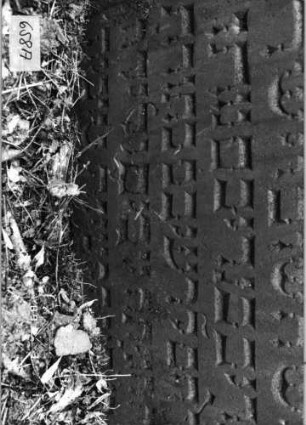 Grabstein 658 (Index: 99752443) Material: Sandstein Zustand: gut, Stele eingesunken Maße HxBxT: 95x84x11 cm Beschreibung: Stele, eingezogener Rundbogenabschluß, Schriftfeld eingetieft Symbolik: Muschel: Grabstein 658A