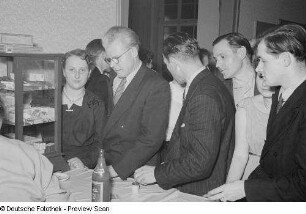 Gäste einer Betriebsweihnachtsfeier