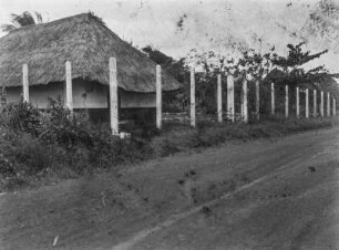 Deutsches Konsulat : Straße entlang des Geländes des deutschen Konsulates in Monrovia.