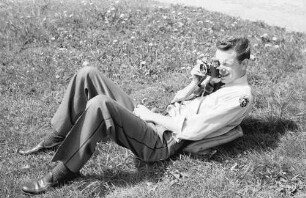 Hinterzarten: Bernard Connolly; im Gras liegend, fotografiert