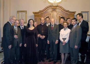 Soiree "Bertrand Roth und sein Dresdener-Musiksalon"; Dr. Thomas Bürger, Fritz Ruch, Kammervirtuos Joachim Ulbricht (der den Kontakt zwischen Dr. Jörg Bertrand Müller und der SLUB herstellte), Franziska Dillner, Eleanor Müller, Matthias Lorenz, Generalkonsul Hans Dürig, Dr. Jörg Bertrand Müller, Stefan Eder, Birgit Ladrón de Guevara (Hausherrin), Prof. Dr. Helmut Loos, José Manuel Ladrón de Guevara (Hausherr und Kunsthändler), Dr. Karl-Wilhelm Geck
