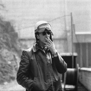 Baustelle Talsperre Pöhl (Trieb). Mitarbeiter der Bauleitung (als Motorradfahrer mit Lederjacke und Sturzhelm), rauchend auf der Baustelle stehend