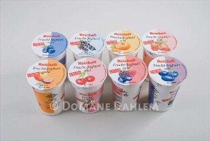 Acht Frucht-Joghurt-Becher der Firma "Reichelt"