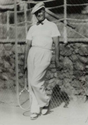 Maurice Chevalier beim Tennis
