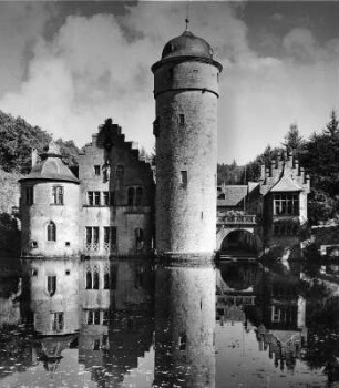 Mespelbrunn. Wasserschloss (1419, Erweiterung 1493, Umbau 1564-1569)
