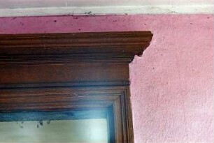 Am Markt (10): traufständiges Backsteingebäude mit umlaufendem Gesims: Innenansicht: Detailaufnahme: Fensterrahmen mit Profilierung