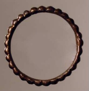 Ring, mit Buckeln verziert