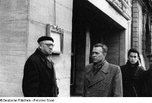 Prag. Drei Männer vor einem Gebäude