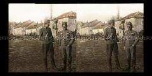 Österreichische Soldaten auf einer Straße in Cetinje