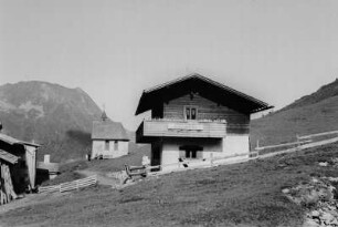 Berghütte : Berghütten nahe einer Kapelle.
