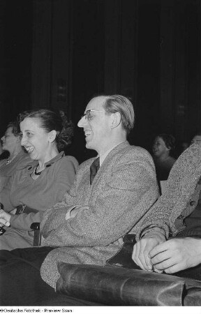 Lachendes Publikum beim Ersten Programm der Leipziger Pfeffermühle im Weißen Saal