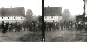 Seifhennersdorf. Manöver der Königlichen Sächsischen Armee im Herbst 1897. Einquartierung im Ort. Artilleristen und schaulustige Einwohner auf dem Kretschamhof
