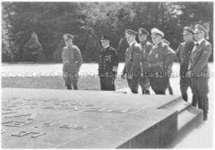Adolf Hitler besichtigt den Gedenkstein zum Waffenstillstand von 1918 in Compiègne