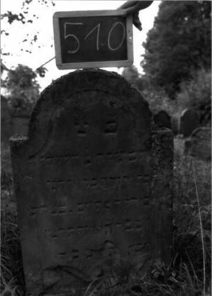 Grabstein 510 (Index: 100102606) Material: Sandstein Zustand: teilweise stark verwittert, abgeblättert, teilweiser Textverlust Maße HxBxT: 90x55x8 cm Beschreibung: Stele, eingezogener Rundbogenabschluss, Schriftfeld eingetieft mit Konvexbogenabschluss: Grabstein 510