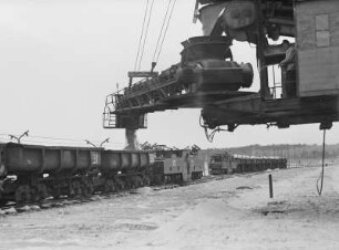 Schipkau bei Senftenberg. Braunkohlentagebau "Frohe Zukunft". Abraum-Raupenbagger 227. Beladeband. 70-t-Lok