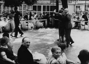 Szene aus dem Dokumentarfilm "Die Tage der Rosen": Tanztee während der Gartenbauausstellung im Großen Garten