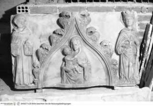 Portalaufsatz mit Madonna und den heiligen Dominikus (?) und Katherina (als Antependium verwendet)