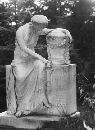 Grabmal der Familie Schmidt : Grabmal der Familie Schmidt. Marmor. um 1930. Dresden-Johannstadt, Trinitatisfriedhof