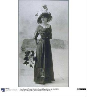 Frau in Kleid von Bechoff David