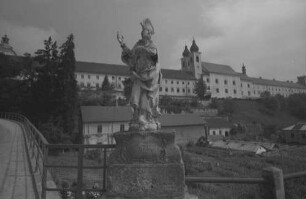 Lambach: Heiliger Nepomuk, Hintergrund Stift