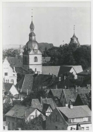 Blick auf den Turm der Erlöserkirche. Detmold. rechts der Schlossturm