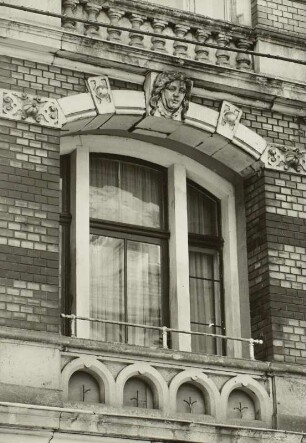 Dresden-Neustadt, Görlitzer Straße 35/37. Doppelwohnhaus mit Laden (um 1900). Fenster (1. Obergeschoß)