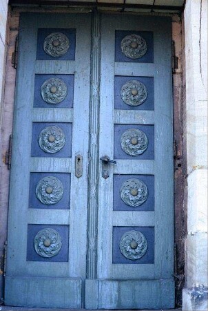 Kassetten-Eingangstür der Kirche, mit geschnitzten Rosetten