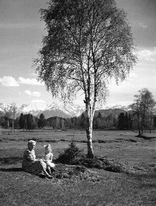 Frühling im Allgäu, Im Tiefenberger Moos, Trettach und Kratzer, Großmutter mit Enkel