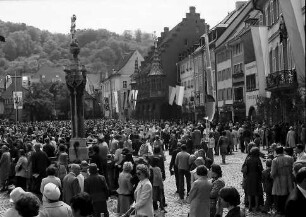 Freiburg: Münsterplatz an Fronleichnam von der Münsterstraße