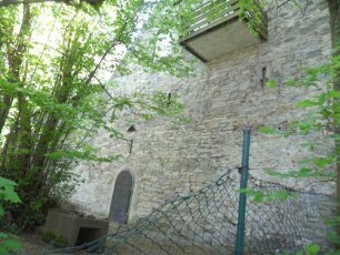 Stadtbefestigung-Ansicht im Ostnordosten-Stadtmauer über Feldseite als Gebäudeaußenwand mit erhaltenen Schlüsselloch-Schießscharten in Übersicht