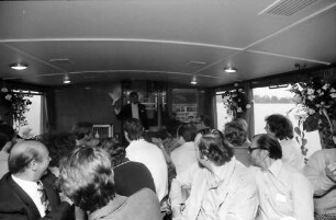 1979 Nobelpreisträgertagung Physik; Abendliche Bodenseefahrt: Tischgesellschaft bei Vorführung