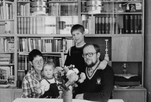 Familie M.-C. (Ingenieurin für Feinwerktechnik, Diplomingenieur für Betriebsgestaltung) im Wohnzimmer