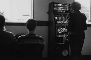 Frau an einem Spielautomaten