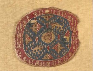 Besatz mit figürlichen und pflanzlichen Motiven