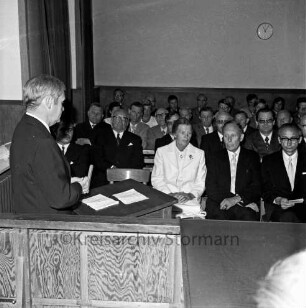Amtsgericht: Königstraße: Verabschiedung Amtsrichter Eduard Dehns: Präsident des Landgerichts Lübeck Herbert Tietgen hält Ansprache: im Beisein von Leiter des Amtsgerichts Richter Werner Finke, Mitarbeitern und Funktionsträgern