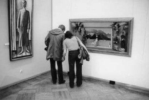Ausstellungsbesucher vor einem Gemälde von Werner Tübke