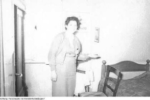 Verschiedenes: Fernschreiberdienst des Bezirks, Sammlung von Abzeichen und Waffen aus dem Nationalsozialismus, Versammlung der Staatssicherheit, Vertreter der Staatssicherheit im VEB Zeiss Ikon, Familie, Restaurant im Hauptbahnhof Dresden, Städtische Pilz-Beratungsstelle, ein Volkspolizist gibt gestohlene Gegenstände an ihren Eigentümer zurück, u.a., Januar-November 1955