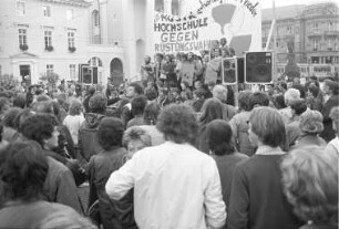 Aktion "Wissenschaftler für den Frieden" auf dem Karlsruher Marktplatz zum "Hochschultag in der Friedenswoche"
