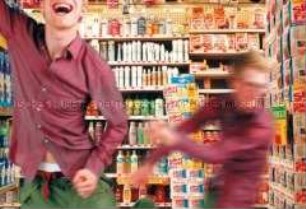 Junger Mann vor vollen Supermarktregalen (Prämiertes Foto ZD: Sonderthema: Ein Bild von mir - Selbstporträts und Selbstdarstellungen)