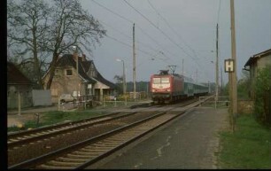 Baitz Lok 112 012 Personenzug Empfangsgebäude Bahnübergang Bahnschranke Bahnsteig SigNe5
