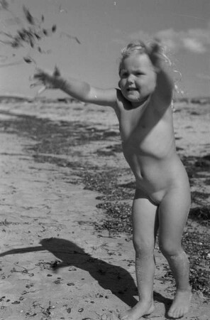 Hiddensee: Kinder beim Baden, Landschaften, Meeresaufnahmen : Kleines Mädchen am Strand, mit Sand spielend
