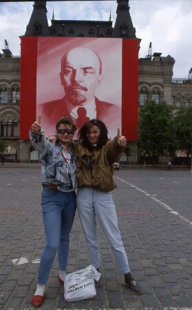 Zwei Mädchen auf dem Roten Platz in Moskau vor Lenin Bild am Kaufhaus GUM, 1989