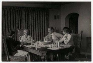 Ann Harding mit ihren Gästen in ihrer Villa in Hollywood. von links: Heinrich Fränkel, Ann Harding, Paul-Ludwig Stein, N. N.
