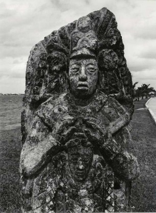 Nachbildungen originaler Figuren aus der Mayazeit, zieren die Strandpormenade von Cancun