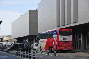 Girona - Airport Costa Brava : Aussenansicht des Terminals, aufgenommen am 15. April 2012 am Airport Girona Costa Brava